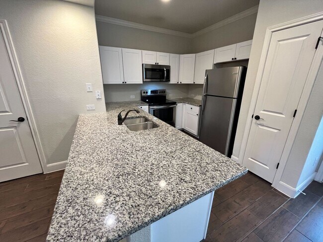 Building Photo - Available NOW! BEAUTIFUL 3 bedroom 2.5 bat...