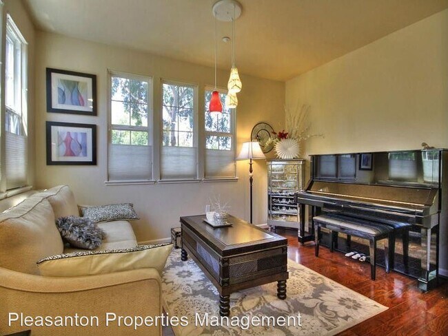 Building Photo - 3 br, 2.5 bath House - 236 Birch Creek Ter