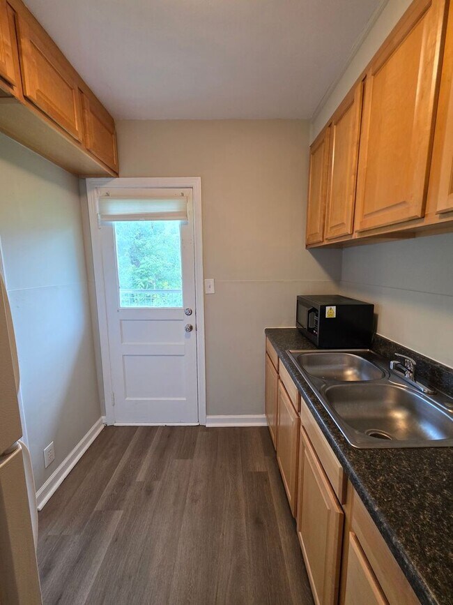 Foto del edificio - Spacious 1-Bedroom Duplex with Plenty of Kitchen Storage
