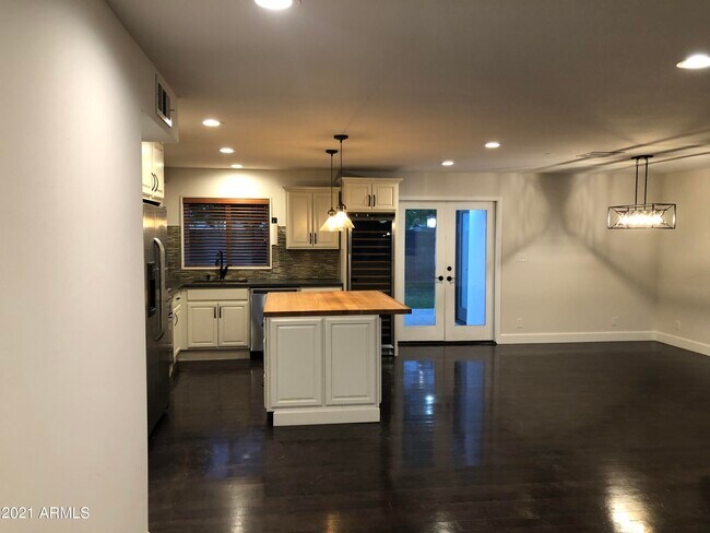 Building Photo - 8308 E Vista Dr