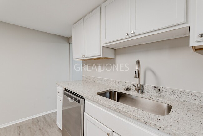 Building Photo - NOW OFFERING 1-MONTH FREE OFF FIRST FULL M...