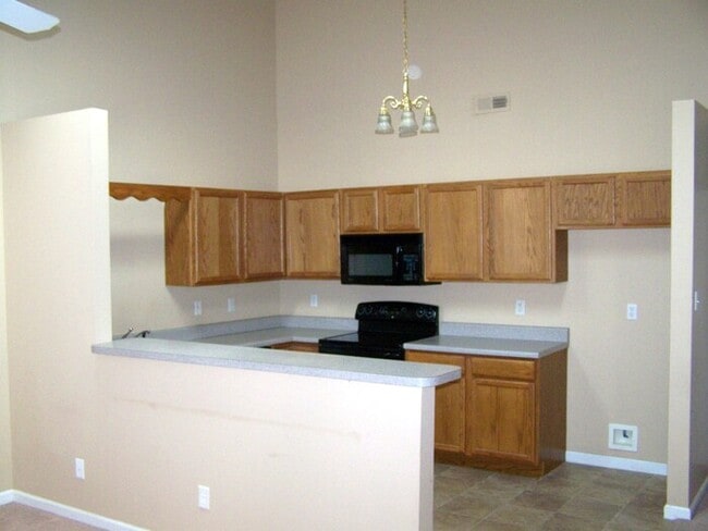 Building Photo - 2 bed, 2 bath, 1 car garage ranch style townhouse in Halls/Fountain City area