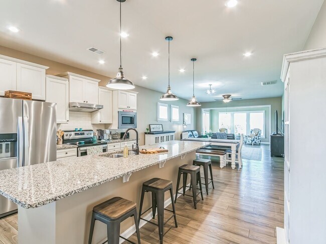 Building Photo - 2 Bed/2 Bath 55+ Resort Style Community in...