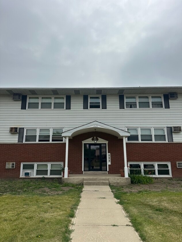 Primary Photo - 1025 N Farnsworth Ave
