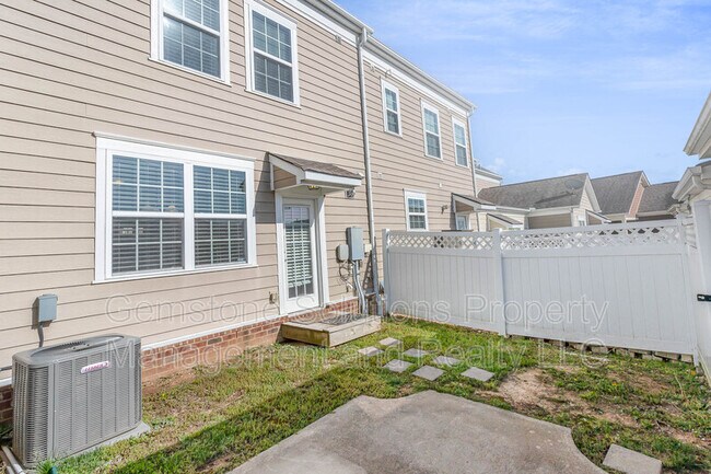 Building Photo - 731 Westcott Ln