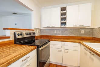 Building Photo - 520 NE 58th St