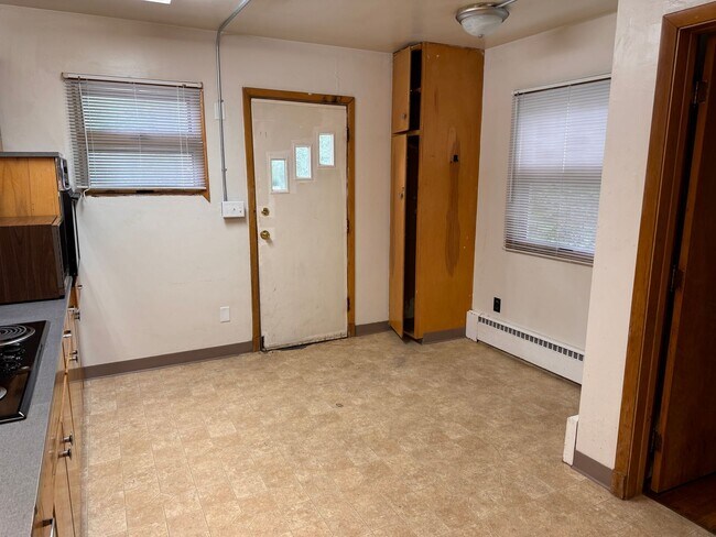 Building Photo - 3 bedroom house close to University of Iow...