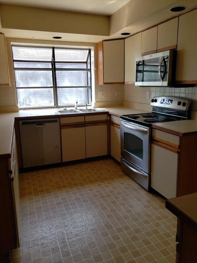 Building Photo - 3895 Birchwood Dr
