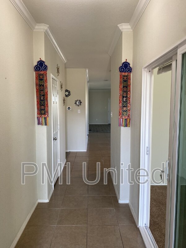 Building Photo - 2441 Barzona Dr