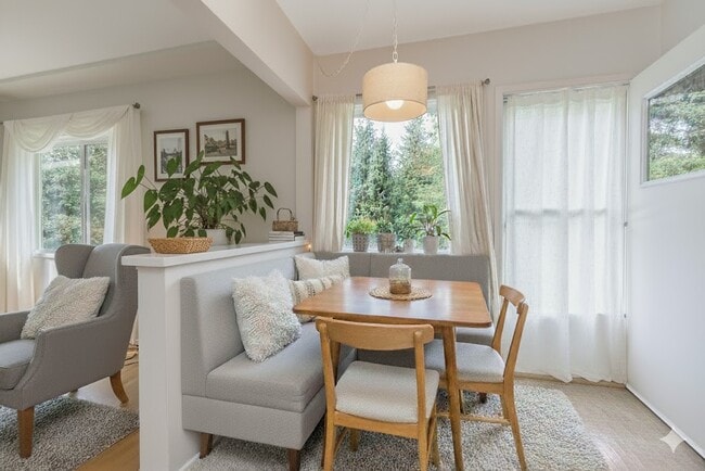 Building Photo - 8183 Strathearn Av