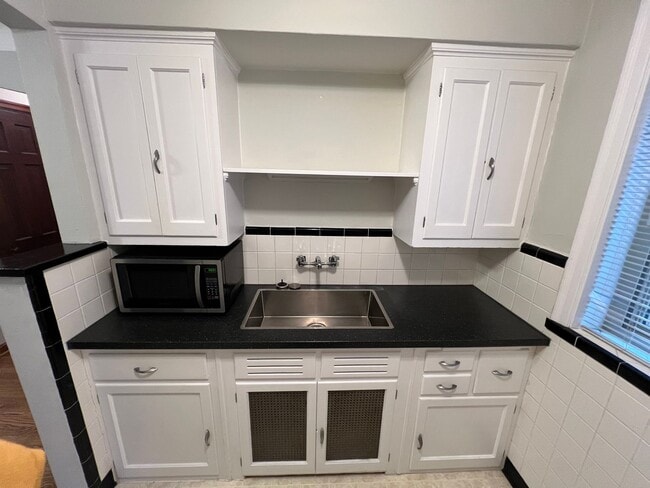 Foto del edificio - 6358-60 Sutherland Ave