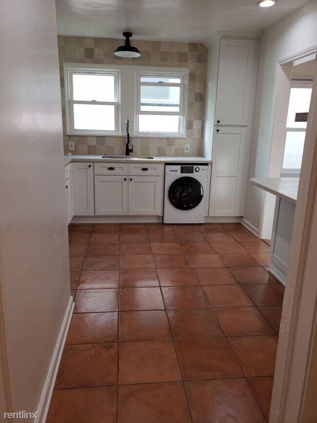 Building Photo - 1 br, 1 bath Duplex - 8216 Romaine Street