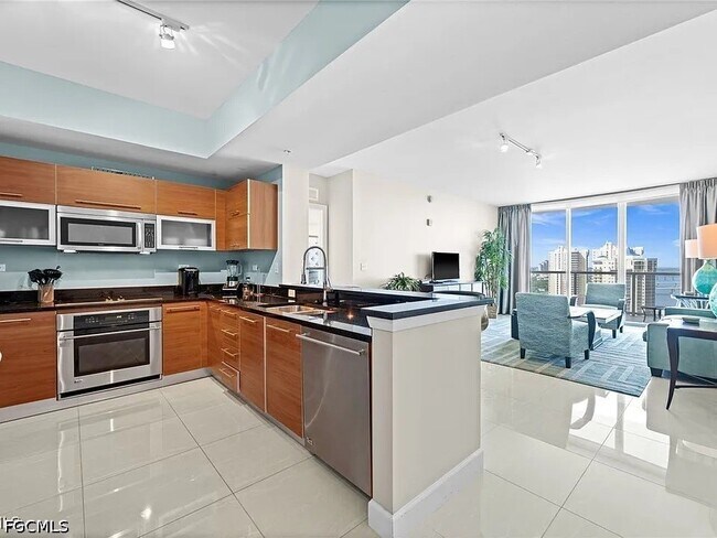 Foto del edificio - 3000 Oasis Grand Blvd
