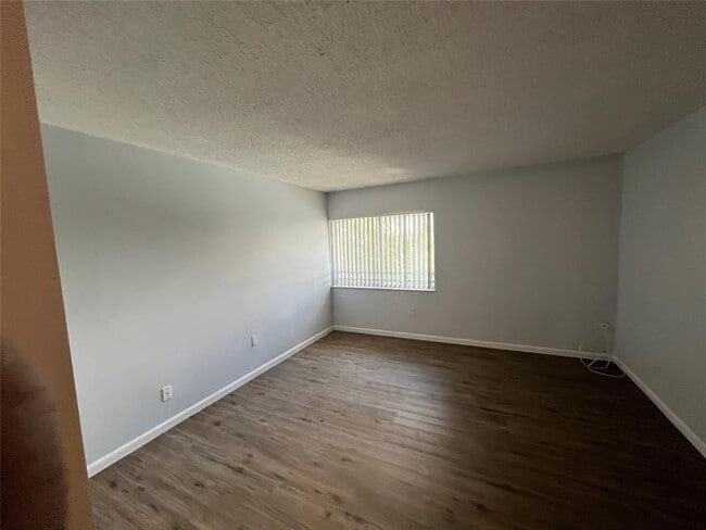 Building Photo - 711 N Pine Island Rd