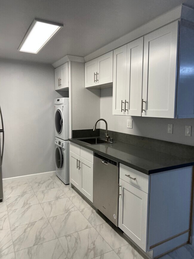 Kitchen - 1423 N Screenland Dr
