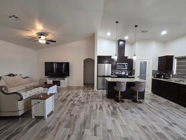 Foto del edificio - 3874 Santa Sophia St