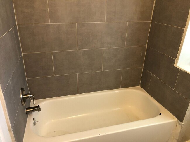 Building Photo - 3933 Chestnut Ave | $1,150 | 3 BR 1 Bath