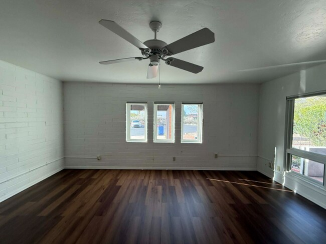 Foto del edificio - 348 W Via Del Heroe