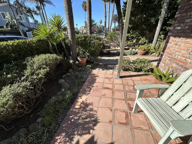 Building Photo - LIVE THE OCEAN BEACH LIFESTYLE!