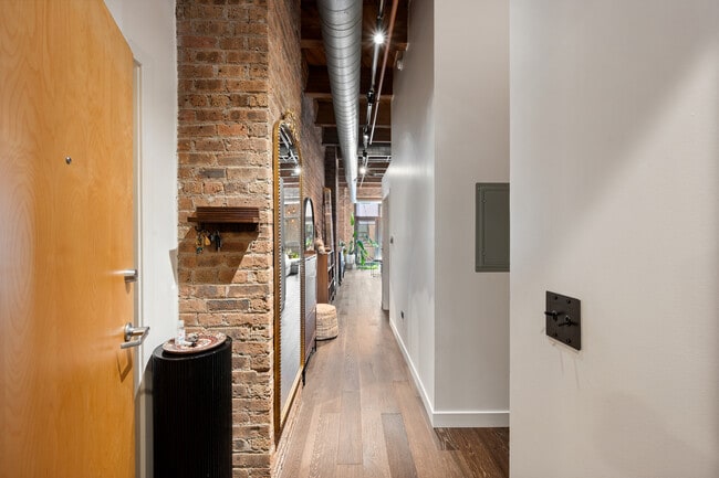 Building Photo - 1040 W Adams St