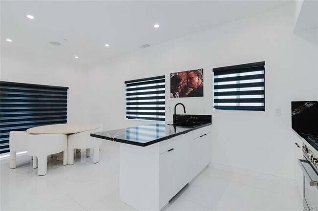 Foto del edificio - 9811 Foothill Blvd
