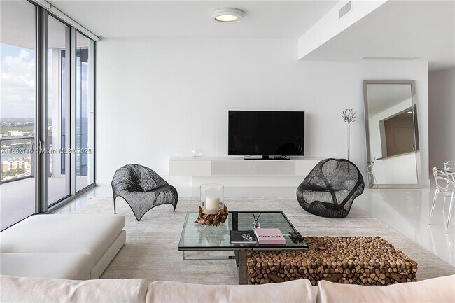 Foto del edificio - 17475 Collins Ave