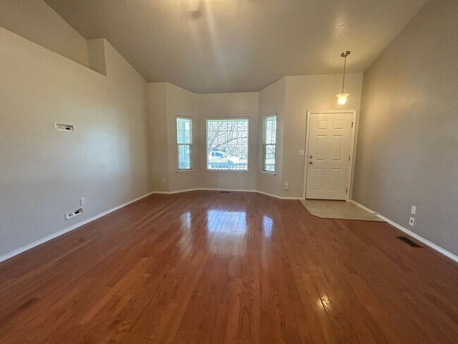 Foto del edificio - 115 Cassidy Dr E