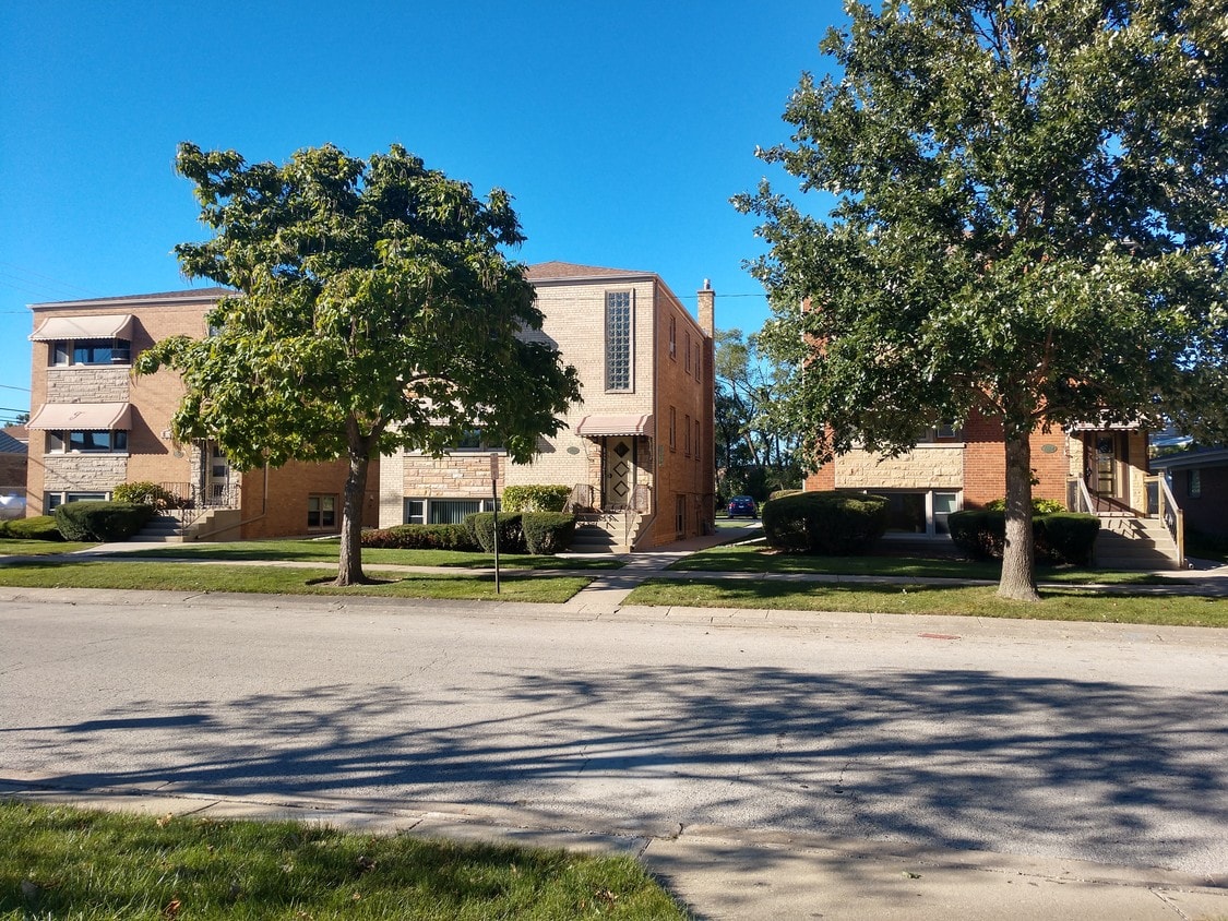 Front - 7124 W Jarvis Ave