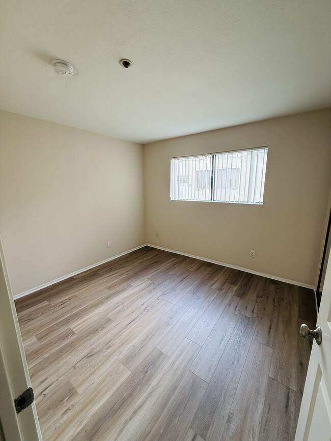 Building Photo - 15040 Moorpark St
