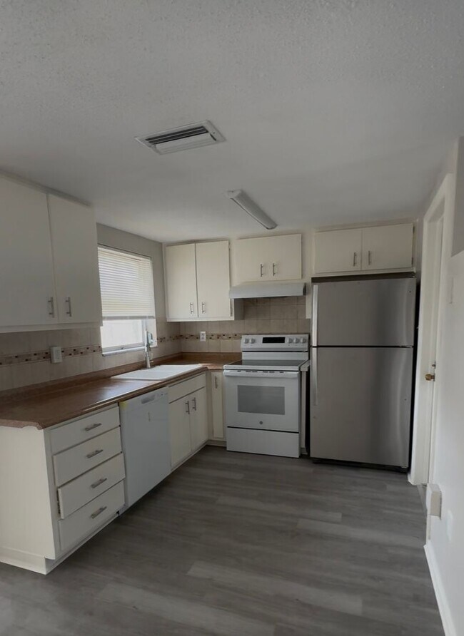 Foto del edificio - 7936 Pineapple Ln