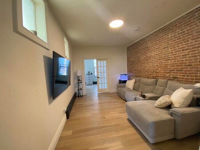 Building Photo - 522 23rd St