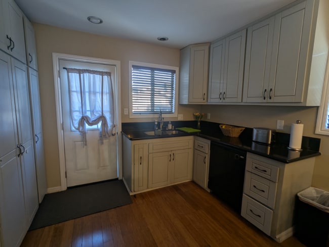 Building Photo - 518 S Kern Ave