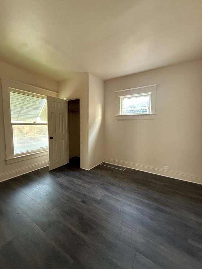 Building Photo - 3 Bedroom 1.5 Bathroom HOUSE