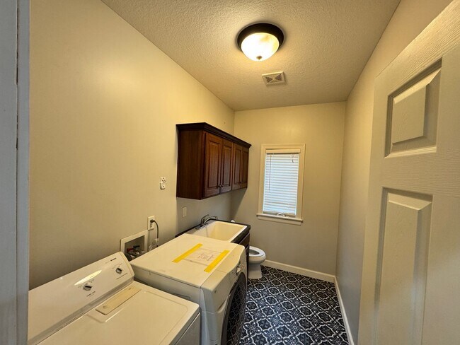 Foto del edificio - Large, Executive Level 5 Bedroom, 3 Bath!