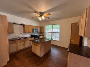 Building Photo - 714 Searcy Ave
