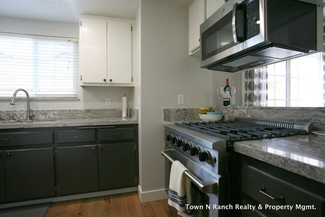 Foto del edificio - 3Br 2 1/2Ba, 2 Story Condo Avail May 1st short term lease