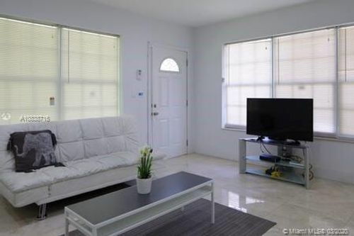 Foto del edificio - 2122 NE 170th St