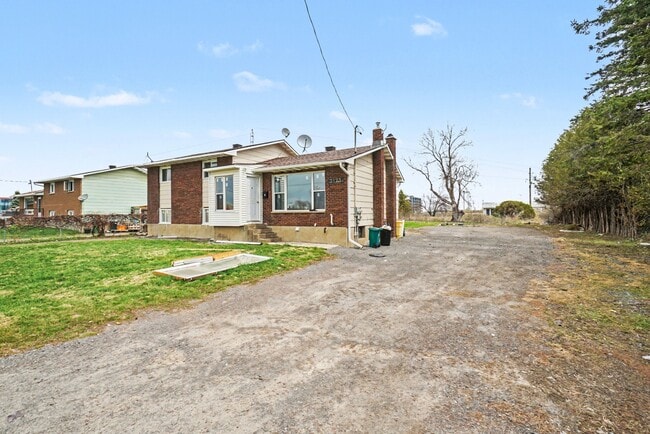 Building Photo - 2123 Mer-Bleue Rd