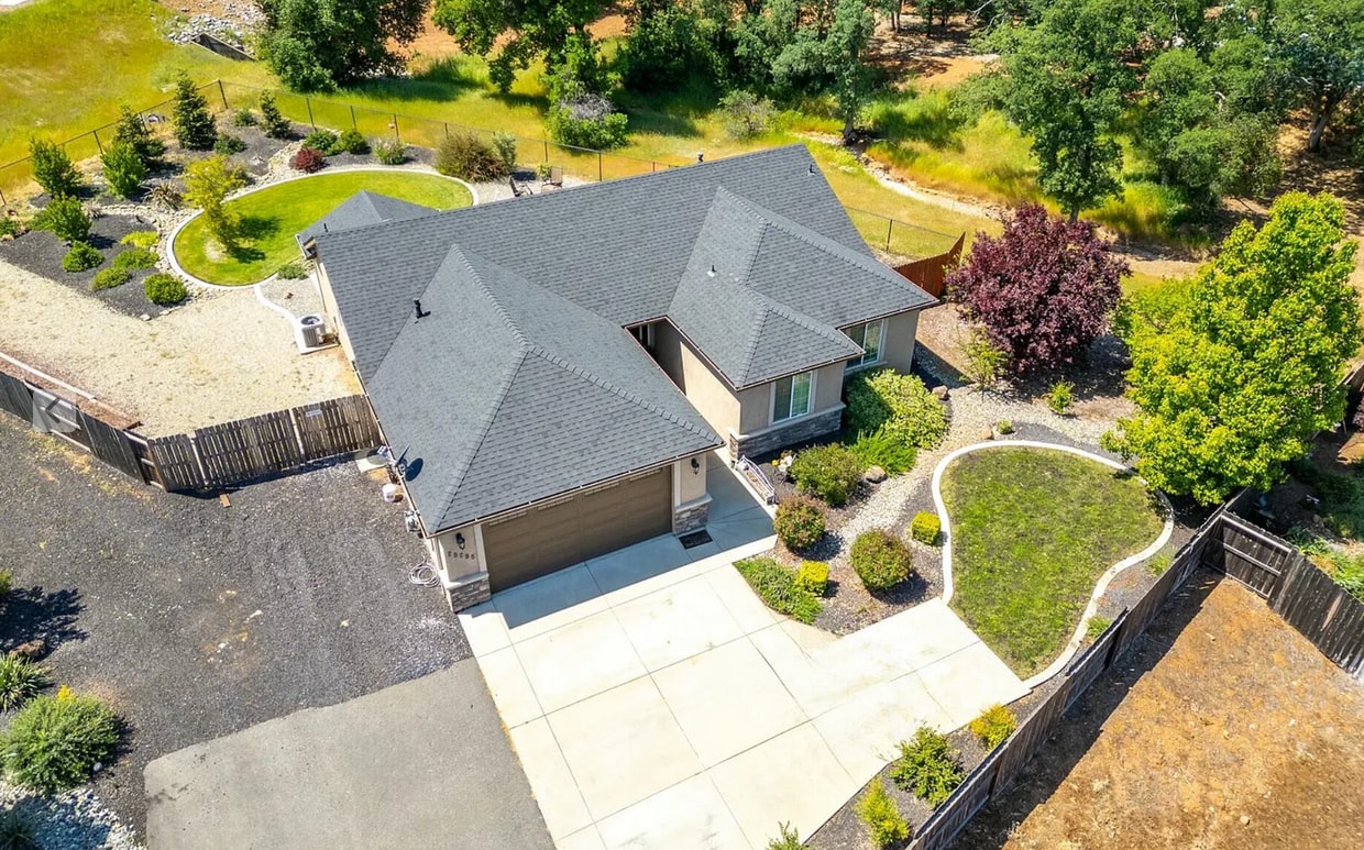 Building Photo - 3-bedroom, 2-bathroom home located in the ...