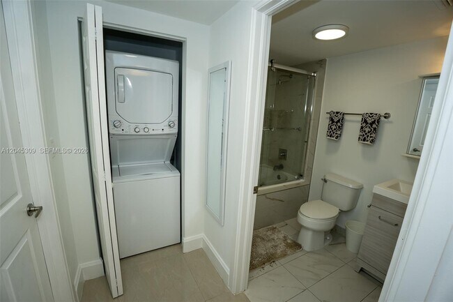 Foto del edificio - 2951 S Bayshore Dr