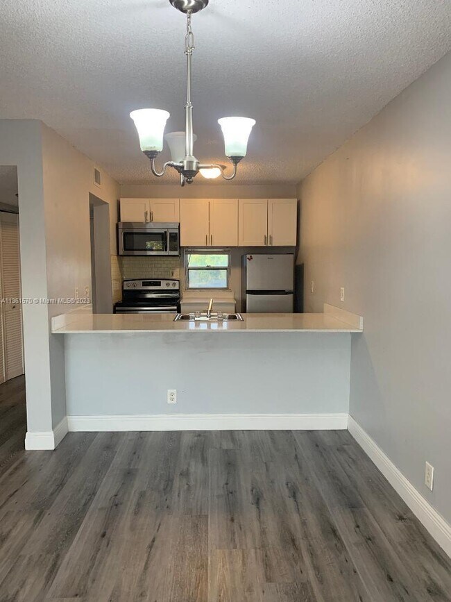 Foto del edificio - 8620 N Sherman Cir