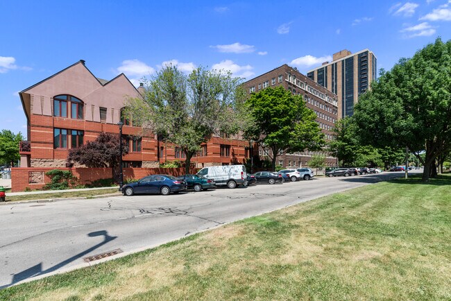 Building Photo - 812 E Kilbourn Ave