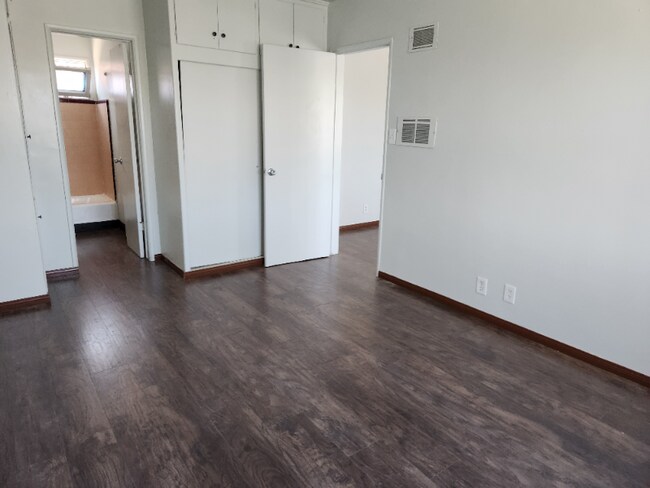 Building Photo - 1158 W 105th St