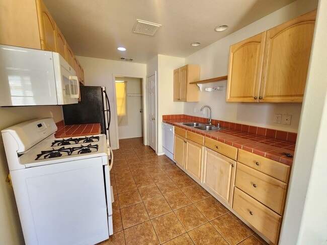 Building Photo - 3 bedroom  2 bath