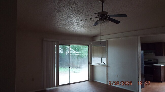 Foto del edificio - 7810 Lazy Forest Dr