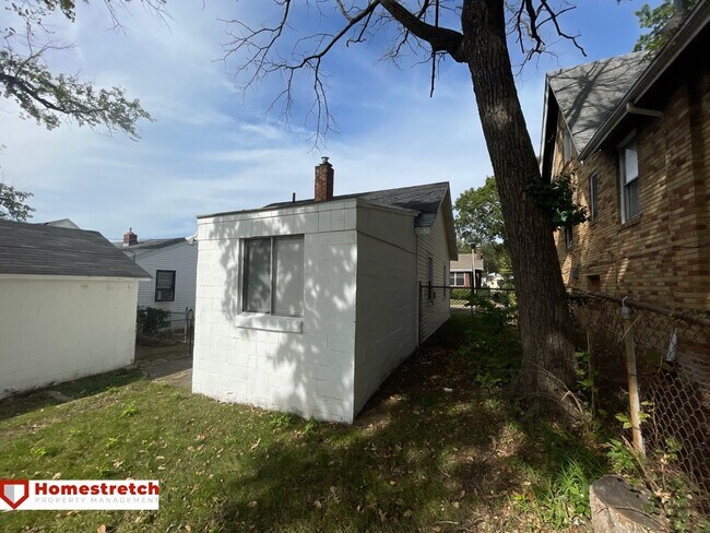 Building Photo - Cozy Two Bedroom Home Move In Ready!