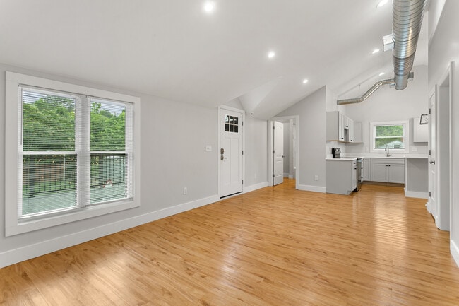 Building Photo - 901 E Haggard Ave