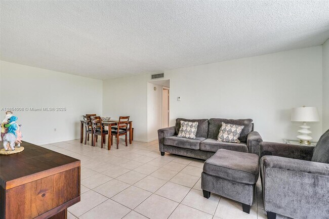 Building Photo - 9310 Fontainebleau Blvd