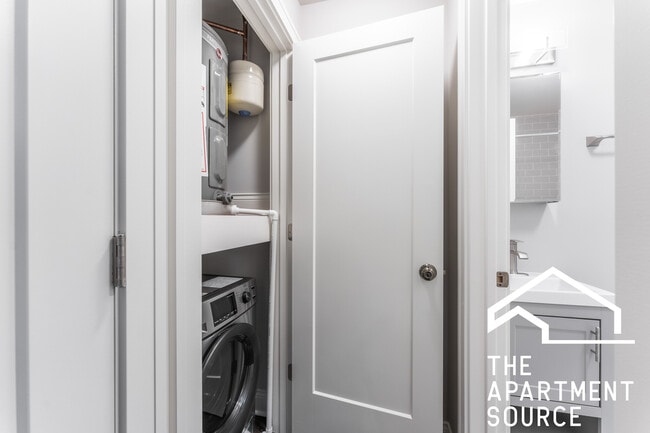 Building Photo - 630 W Wrightwood Ave