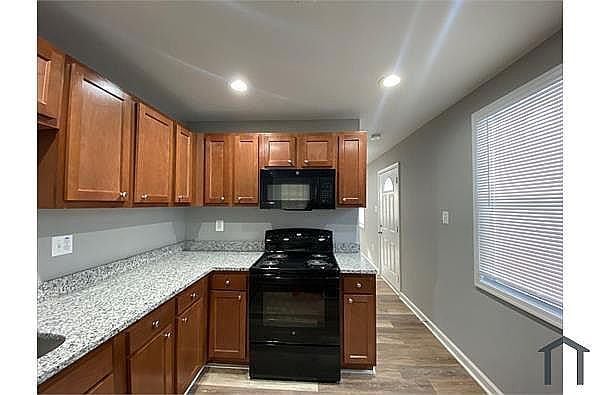 Building Photo - 4 Bedroom detached house